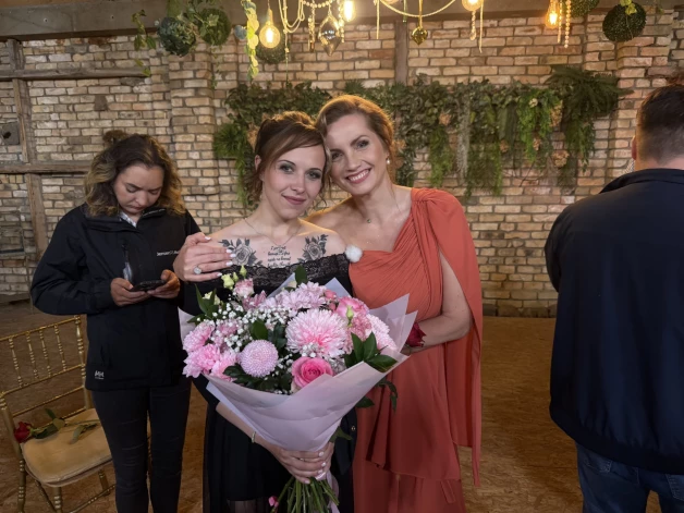 Kad uzreiz pēc projekta "Caur ērkšķiem uz..." fināla Elīne Lilientāle smaidot stāvēja uz skatuves kā uzvarētāja, daudzi domāja, cik ļoti šī sieviete projekta laikā ir mainījusies. No agresīvas, atkarībās iegrimušas, dziļi sāpinātas sievietes līdz par sevi pārliecinātai, mērķtiecīgai mammai, kas beidzot sāk celt savu dzīvi no nulles.