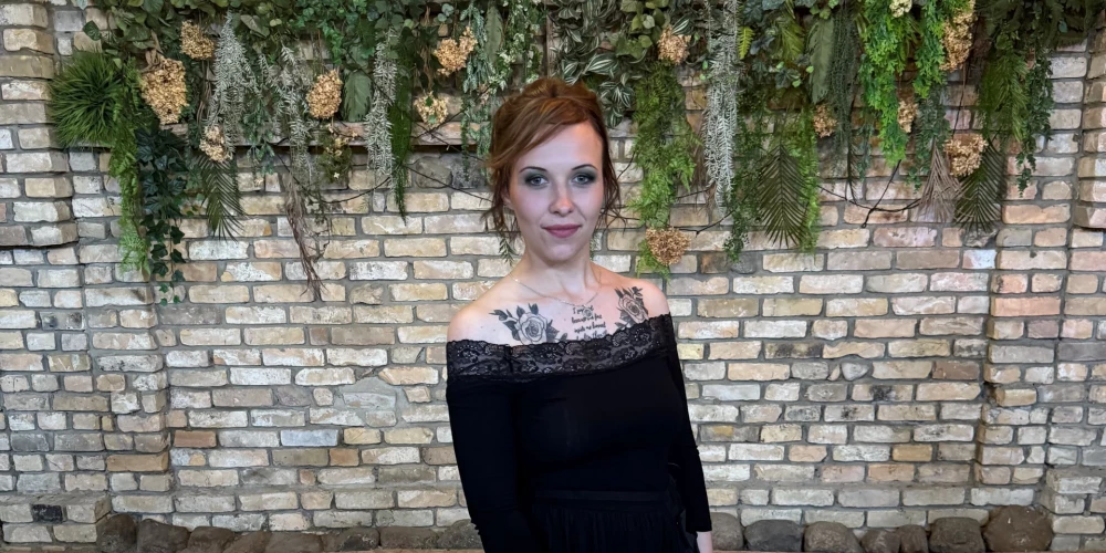 Kad uzreiz pēc projekta "Caur ērkšķiem uz..." fināla Elīne Lilientāle smaidot stāvēja uz skatuves kā uzvarētāja, daudzi domāja, cik ļoti šī sieviete projekta laikā ir mainījusies. No agresīvas, atkarībās iegrimušas, dziļi sāpinātas sievietes līdz par sevi pārliecinātai, mērķtiecīgai mammai, kas beidzot sāk celt savu dzīvi no nulles.