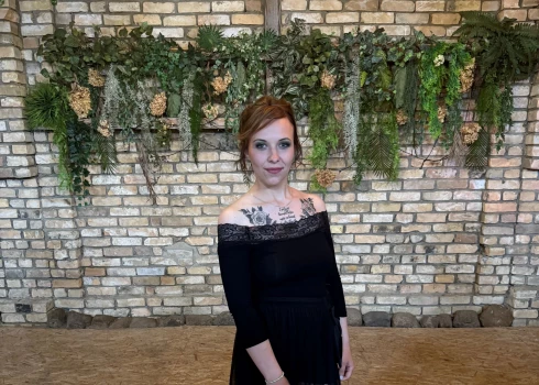 Kad uzreiz pēc projekta "Caur ērkšķiem uz..." fināla Elīne Lilientāle smaidot stāvēja uz skatuves kā uzvarētāja, daudzi domāja, cik ļoti šī sieviete projekta laikā ir mainījusies. No agresīvas, atkarībās iegrimušas, dziļi sāpinātas sievietes līdz par sevi pārliecinātai, mērķtiecīgai mammai, kas beidzot sāk celt savu dzīvi no nulles.