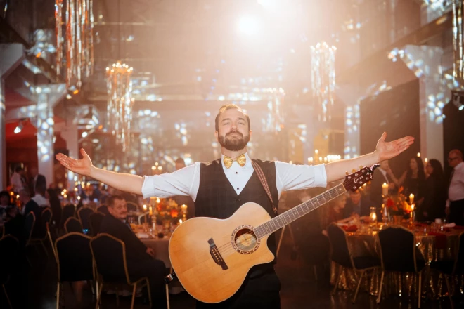 “Teātris ir atkarība. Tur rodas hormons, ko gribas sajust vēl un vēl," saka Kristaps Rasims.