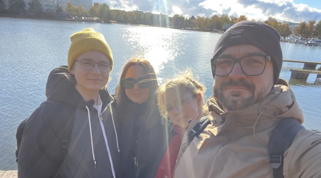 Ar sievu Baibu un atvasēm Ernestu (14) un Terēzi (12).