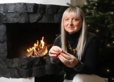 Dziesminiece Laila Ilze Purmaliete savu Rīgas dzīvokli poš ar pašas audzētu eglīti. FOTOGALERIJA