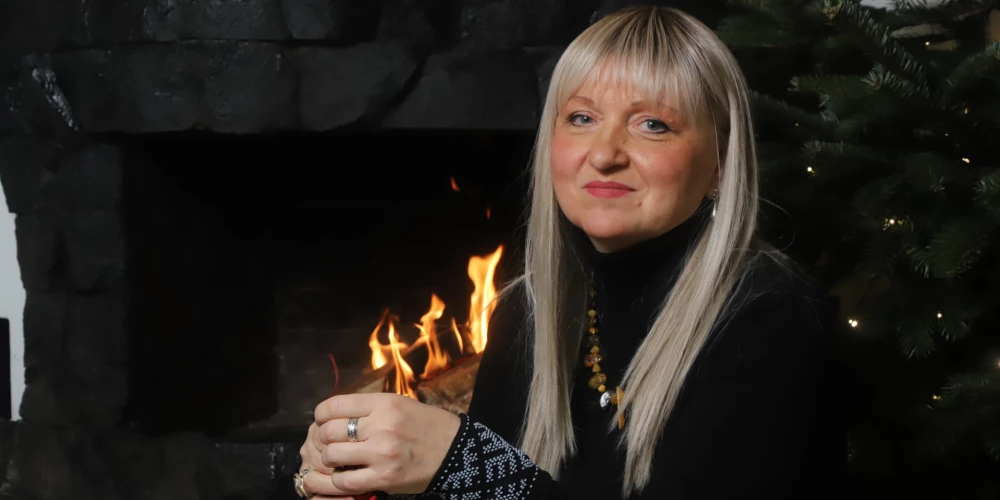 Dziesminiece un producente Laila Ilze Purmaliete pēc piecu gadu prombūtnes laukos atgriezusies savā Rīgas dzīvoklī, kur atjaunojusi interjeru un Ziemassvētku noskaņās sagaida draugus uz sālsmaizi. Žurnāls "Kas Jauns" 2025. gada decembrī devās lūkot, kā Laila šobrīd dzīvo un gatavojas svētkiem.