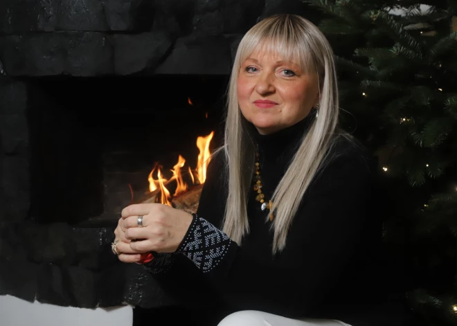 Dziesminiece un producente Laila Ilze Purmaliete pēc piecu gadu prombūtnes laukos atgriezusies savā Rīgas dzīvoklī, kur atjaunojusi interjeru un Ziemassvētku noskaņās sagaida draugus uz sālsmaizi. Žurnāls "Kas Jauns" 2025. gada decembrī devās lūkot, kā Laila šobrīd dzīvo un gatavojas svētkiem.