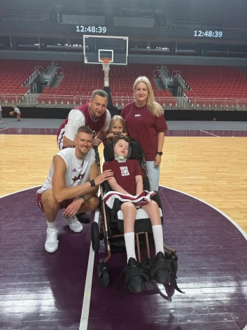 Rūdolfs Magurs ļoti mīlēja spēlēt basketbolu, tagad viņš turpina sekot līdzi basketbola spēlēm un īpaši Latvijas izlasei.