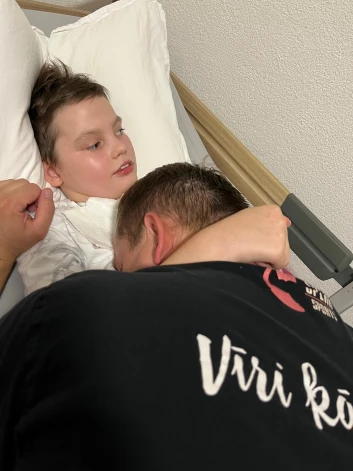 Rūdolfs Magurs ir sācis apskaut savus tuvos. 