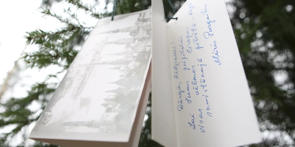 Открытка становится редкостью...