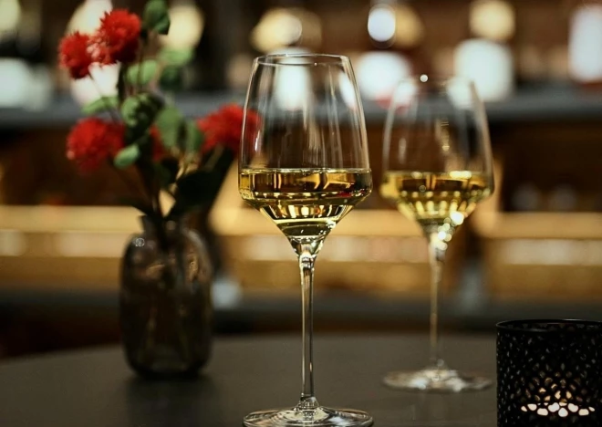 Izsmalcināti burbuļi un bagātīga garša par saprātīgu cenu. Cava tiek gatavota pēc tās pašas tradicionālās metodes kā franču šampanietis, padarot to par gudru un elegantu izvēli Jaungada tostiem.