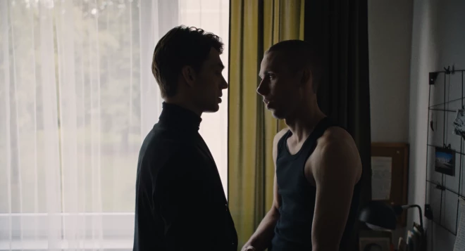 Filma stāsta par jaunu vīrieti, kurš iefiltrējas radikālā neonacistu grupējumā, lai atrastu sava puiša – LGBT+ aktīvista – slepkavu.