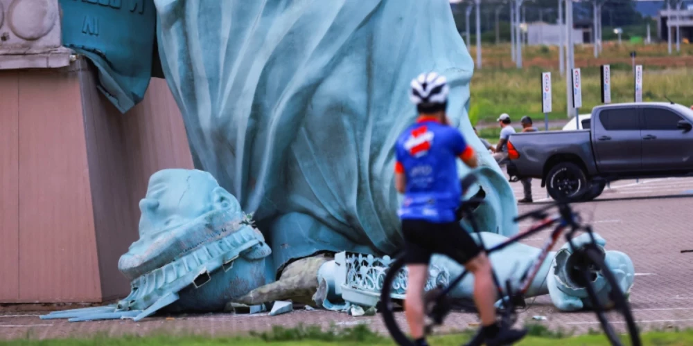 Spēcīga vētra pirmdien, 15. decembra, pēcpusdienā Brazīlijas pilsētā Gvaibas nogāza aptuveni 40 metrus augstu Brīvības statujas kopiju.