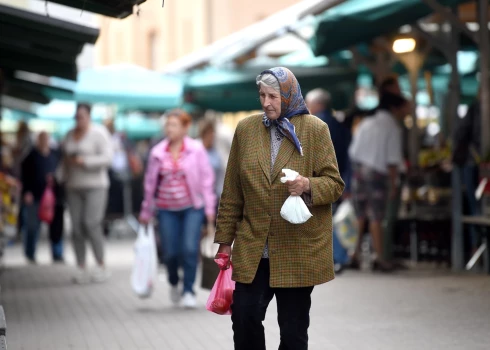 Обнаружено, что даже после 90 лет жители Латвии продолжают волонтерить — и это меняет их повседневность.