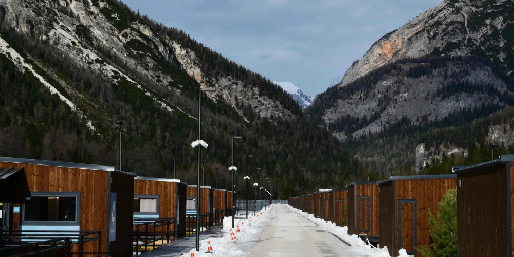 Kortīnas d'Ampeco sportistu ciematiņš ar iespaidīgu dabas ainavu.