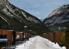 FOTO: daļa olimpisko un paralimpisko sportistu dzīvos pārvietojamās būdiņās