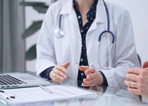 Latvijā mediķu atalgojums joprojām ir aktuāla tēma, un šogad tas īpaši aktualizējies pēc portālā "puaro.lv" publicētajām 300 lielāko algu datiem.