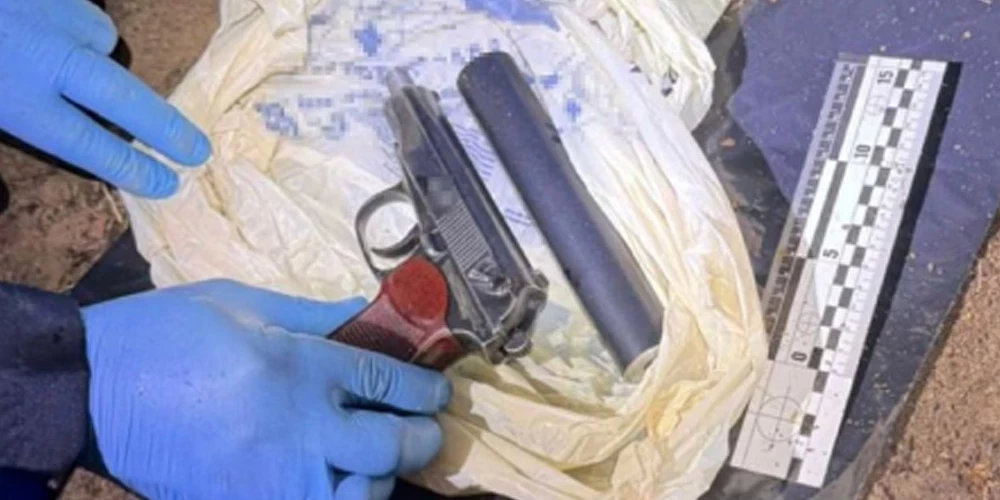 Izmeklēšanas laikā tiesībsargājošo iestāžu darbinieki atrada Makarova pistoli ar trokšņa slāpētāju, kā arī uz ieroča atrada slepkavas DNS pēdas.