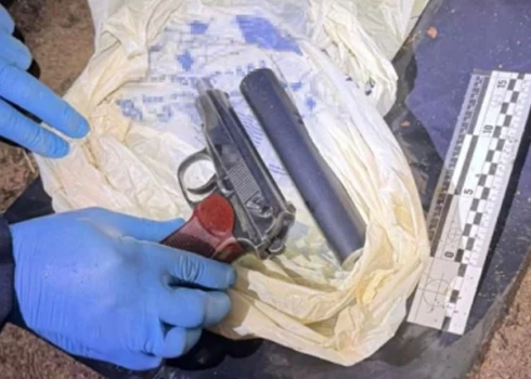 Izmeklēšanas laikā tiesībsargājošo iestāžu darbinieki atrada Makarova pistoli ar trokšņa slāpētāju, kā arī uz ieroča atrada slepkavas DNS pēdas.