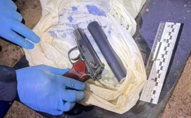 Izmeklēšanas laikā tiesībsargājošo iestāžu darbinieki atrada Makarova pistoli ar trokšņa slāpētāju, kā arī uz ieroča atrada slepkavas DNS pēdas.