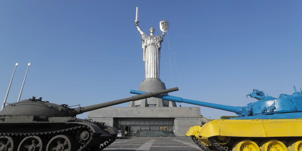 Sakrustoti tanku stobri Kijivā pie Mātes dzimtenes pieminekļa.