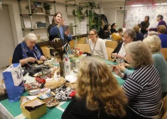 FOTO: unikāla iespēja! Rīgā eksperti māca, kā saiņot svētku dāvanas