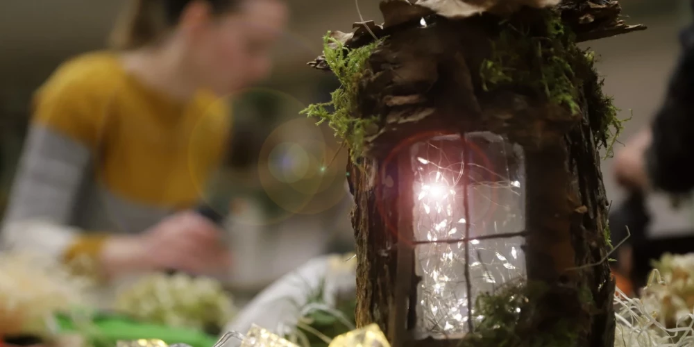 Par godu "Sadarbnīcas" pirmā darbības gada jubilejai sarīkota svētku dekoru un dāvanu saiņošanas meistarklase, kur apmeklētājiem bija iespēja, izmantojot dabas materiālus, radīt gan īpašus svētku dekorus mājai, gan svētku galda noformējumu.