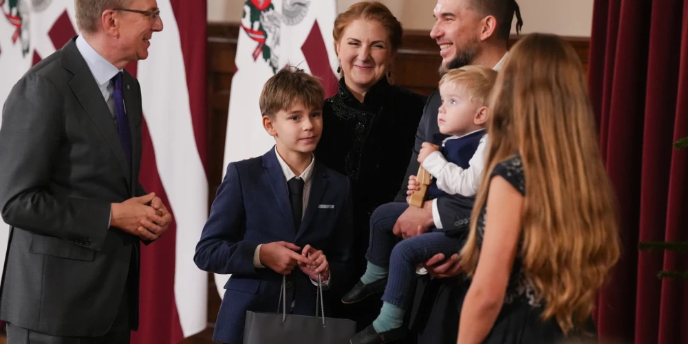 Babru ģimene kopā ar Valsts prezidentu Edgaru Rinkēviču.
