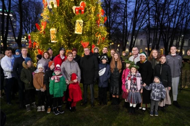 Valsts prezidents Rīgas pils laukumā kopā ar daudzbērnu ģimenēm iedzedz svētku egli.