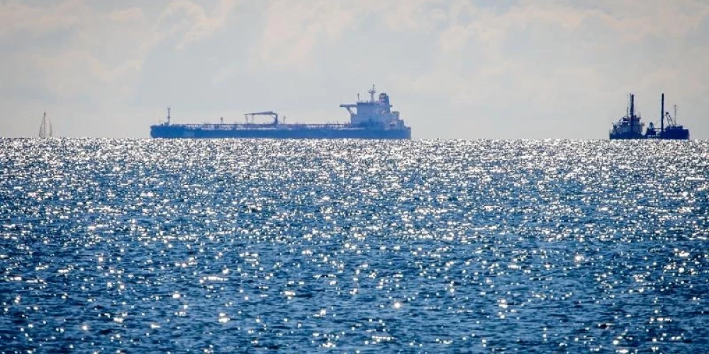 Baltijas jūrā uz Krievijas ēnu flotes kuģiem manīti bruņoti cilvēki.