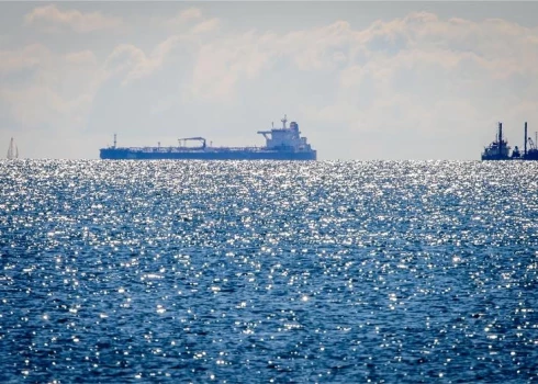 Baltijas jūrā uz Krievijas ēnu flotes kuģiem manīti bruņoti cilvēki.