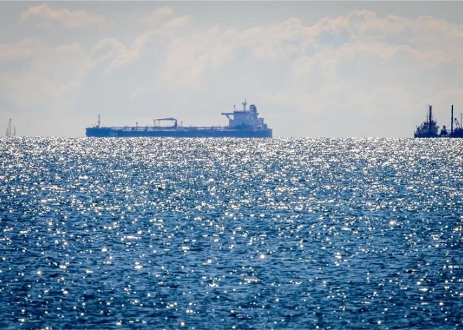Baltijas jūrā uz Krievijas ēnu flotes kuģiem parādījušies bruņoti cilvēki uniformās