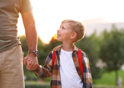 Ne vienmēr nepieciešams bērnu “apšaudīt” ar jautājumiem. 