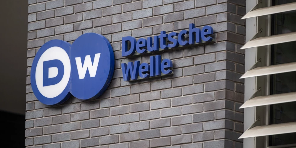 "Deutsche Welle" logotips pie raidsabiedrības galvenās mītnes Berlīnē (foto: Scanpix / dpa / picture-alliance)