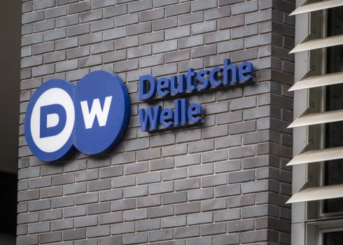 "Deutsche Welle" logotips pie raidsabiedrības galvenās mītnes Berlīnē (foto: Scanpix / dpa / picture-alliance)