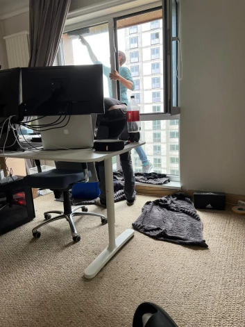 Beāte norāda, ka dzīvoja ēku kopleksā 2022. gadā un jau tolaik minētajā vietā tika piekopta šāda prakse.