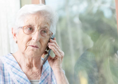 Par telefonkrāpnieku upuriem sevišķi bieži kļūst lētticīgi sirmgalvji (foto: Shutterstock)