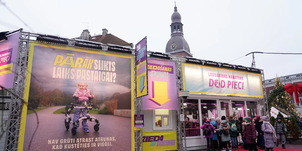 Latvijas Sabiedriskā medija labdarības maratona "Dod pieci!" stikla studija Doma laukumā, kur šogad tiek vākti ziedojumi bērniem ar kustību traucējumiem.