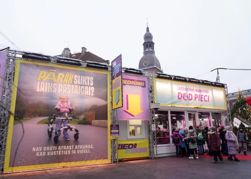 Latvijas Sabiedriskā medija labdarības maratona "Dod pieci!" stikla studija Doma laukumā, kur šogad tiek vākti ziedojumi bērniem ar kustību traucējumiem.