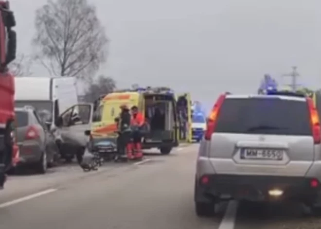 Divu automašīnu frontālā sadursmē uz Ventspils šosejas ir bojāgājušais, satiksme ierobežota