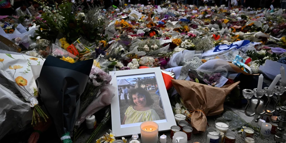 Teroristu nošautās 10 gadus vecās Matildas fotogrāfija Bondi pludmales slaktiņa upuru piemiņas vietā