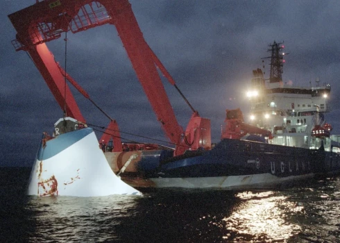 В ноябре 1994 года носовой визор "Эстонии" был поднят для исследования.