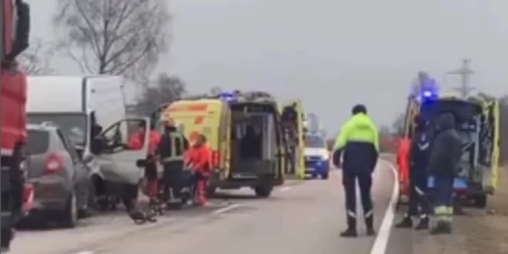 На Вентспилсском шоссе под Талси лобовое столкновение унесло жизнь 55-летнего мужчины.