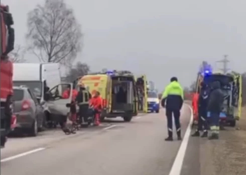 На Вентспилсском шоссе под Талси лобовое столкновение унесло жизнь 55-летнего мужчины.