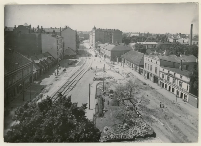 Вид с башни Новой церкви Святой Гертруды (построена в 1903–1906 годах по проекту архитектора Вильгельма фон Стрика), запечатлевший застройку улицы Бривибас и смену дорожного покрытия — с брусчатки на асфальт (автор фото — Роб. Йохансонс, 1939 год).