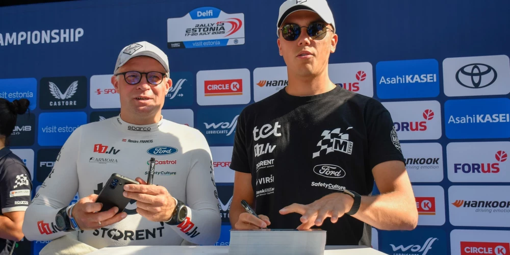 Rallija stūrmanis Renārs Francis (pa kreisi) un pilots Mārtiņš Sesks