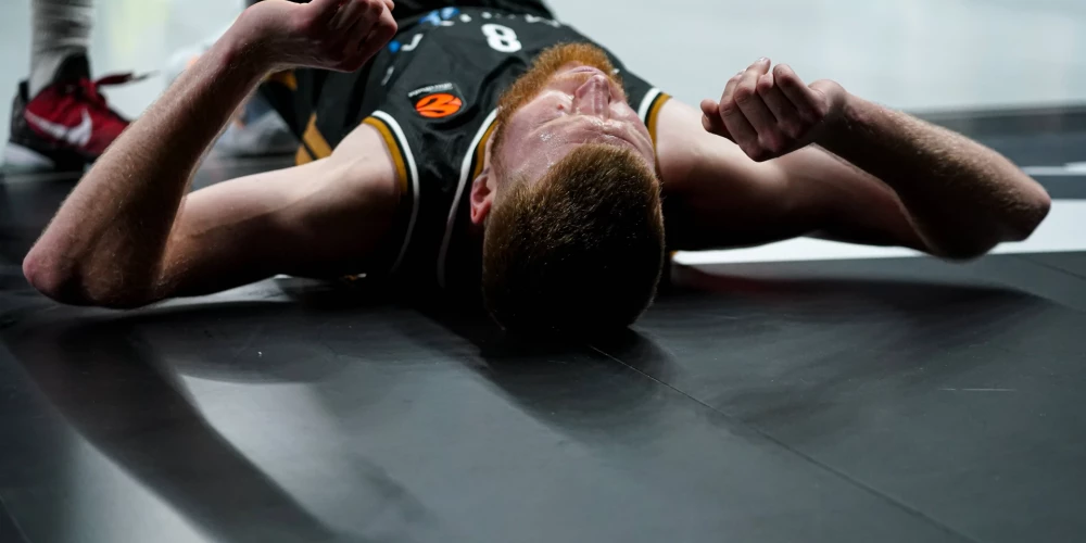 Dāvis Bertāns cīnās pašaizliedzīgi, pat ja nākas pabūt uz grīdas