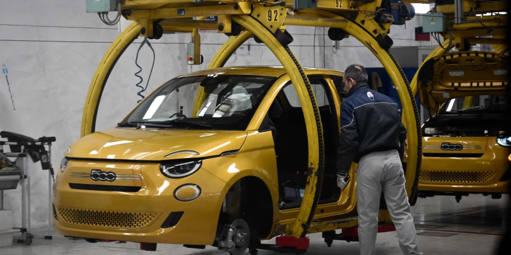 Saskaņā ar jaunajiem priekšlikumiem, kurus nosodījuši vides aizstāvji, autoražotājiem būs jāsamazina jaunu transportlīdzekļu izplūdes gāzes par 90%, salīdzinot ar 2021. gada līmeni, un atlikusī daļa būs dažādos veidos jākompensē.