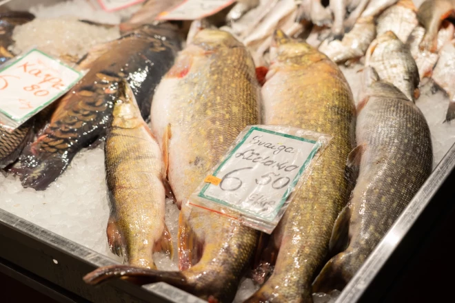 Vai zivju zvīņām jābūt uz Ziemassvētku, vai Jaungada galda, domas dalās, bet zvīņainu zivju piedāvājums plašs.