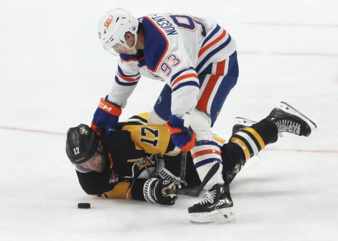 Šilovs uz rezervistu soliņa; "Penguins" zaudē "Oilers" komandai