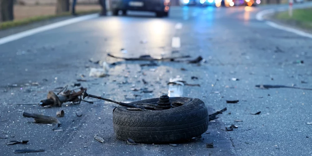 Divu auto sadursmē bojā gājis cilvēks.