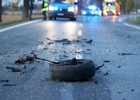 Divu auto sadursmē bojā gājis cilvēks.