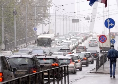 Перед праздниками на дорогах Латвии происходит одно и то же: страховщики назвали главные ошибки